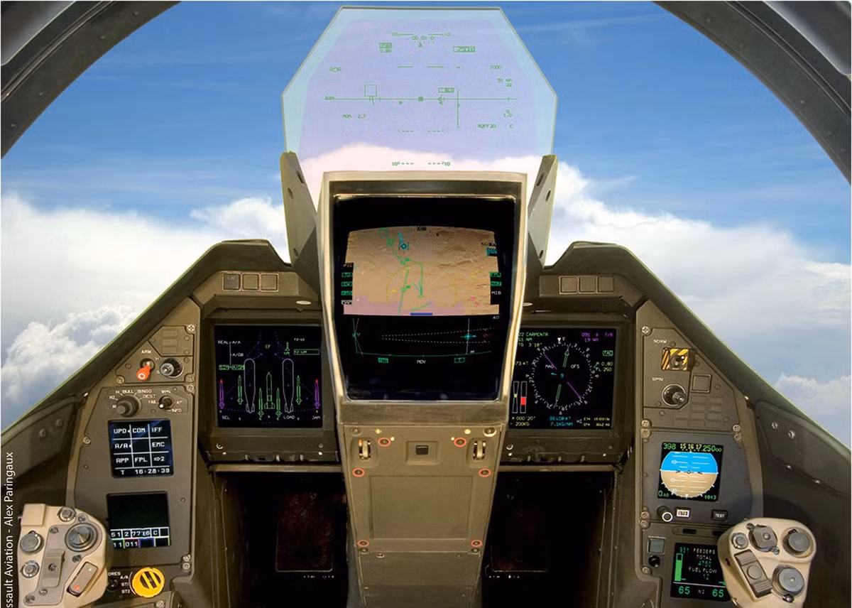 Rafale được trang bị hệ thống điện tử hàng không tiên tiến. Buồng lái kiểu "nhà kính" hiện đại với các màn hình LCD khổ lớn cung cấp thông tin chi tiết về vũ khí, nhiên liệu và môi trường xung quanh máy bay.