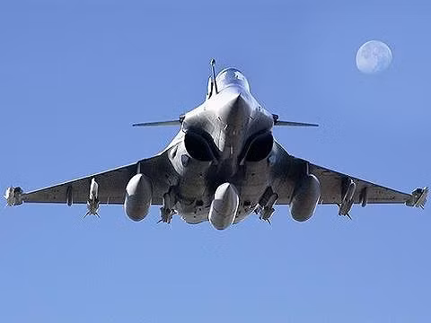 Rafale có tới 14 điểm treo vũ khí dưới cánh với phiên bản B/C, 13 với phiên bản hải quân. Tổng tải trọng vũ khí mang theo lên đến 9,5 tấn, nhiều hơn so với mức 8 tấn trên tiêm kích Su-30/35 của Nga.