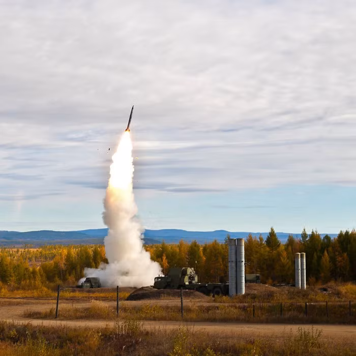 Thế hệ tên lửa S-300 và S-400 được thiết kế theo kiểu “phóng lạnh” – nghĩa là có một liều đẩy phụ đưa tên lửa bắn ra khỏi bệ phóng trước động cơ rocket chính đánh lửa đưa đạn tới mục tiêu. Nguồn ảnh: BelVoenGazeta ở photosight.ru