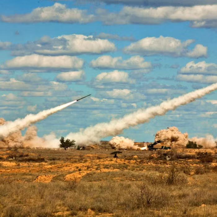 Pháo phản lực BM-30 Smerch cỡ 300mm khi khai hỏa nhìn như những dàn phóng tên lửa đạn đạo. Nguồn ảnh: BelVoenGazeta ở photosight.ru