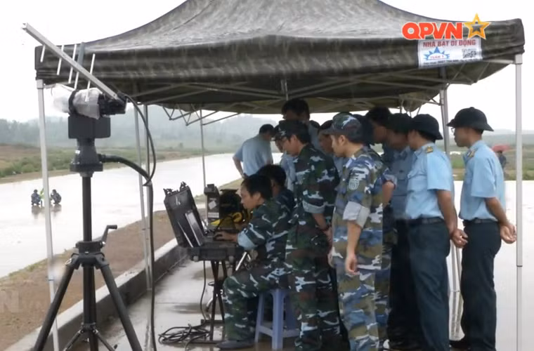 Trong điều kiện hiện nay, vấn đề bảo đảm yêu cầu đường truyền số liệu được xem là điều kiện tiên quyết, toàn bộ quá trình vận hành UAV phụ thuộc vào liên kết này, việc tự xây dựng giao thức truyền số liệu riêng có ý nghĩa rất quan trọng trong việc làm chủ hoàn toàn thiết bị bay. Nguồn ảnh: Kênh QPVN