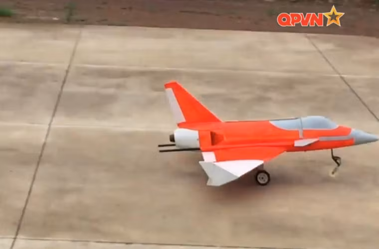 Thiết kế hình dáng của UAV-03 nhìn như một máy bay chiến đấu, thậm chí là dùng cả cánh mũi. Nguồn ảnh: Kênh QPVN
