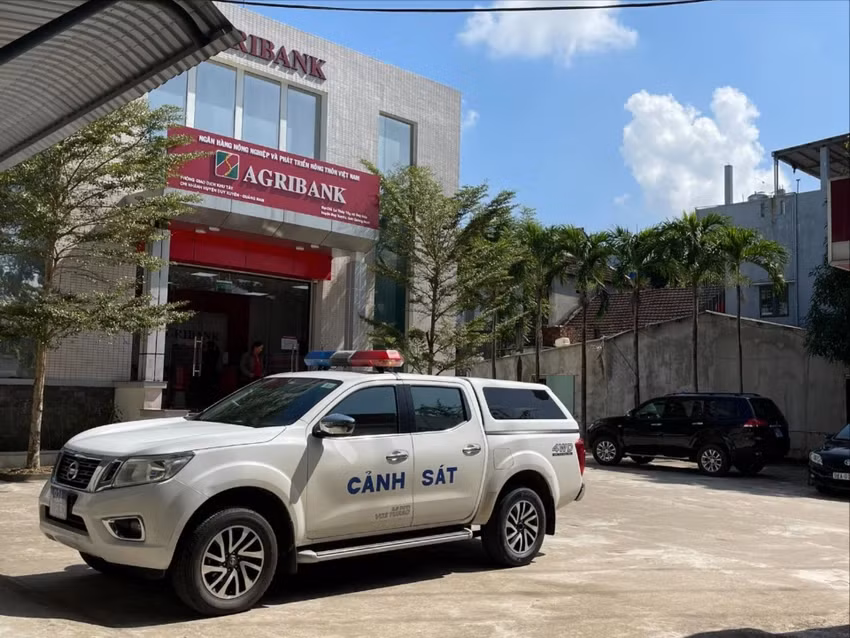 Các lực lượng công an đã có mặt tại hiện trường để khám nghiệm. Đồng thời, huy động nhiều lực lượng truy bắt 2 đối tượng cướp ngân hàng bỏ trốn.