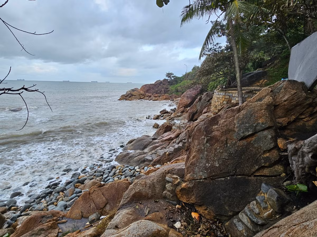 Bãi biển Hoàng Hậu là địa điểm du lịch hấp dẫn đối với du khách khi chọn Quy Nhơn là điểm đến nghỉ dưỡng.
