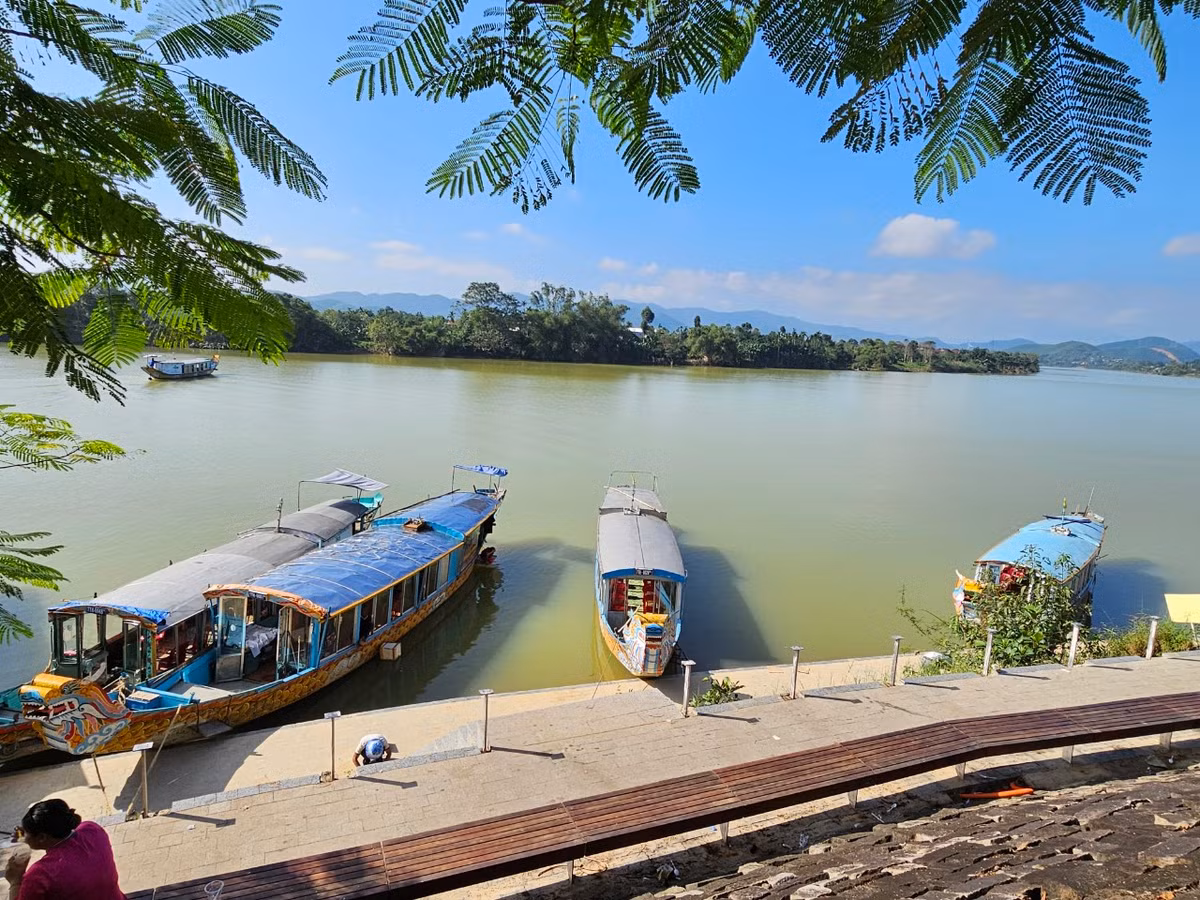 Vì thế không phải ngẫu nhiên mà nhiều nhà nghiên cứu về văn hóa Huế đã nhận xét rằng, Huế là một bài thơ kiệt tác về kiến trúc đô thị, là một thành phố độc quyền giữ trong mình những kho tàng vô giá, một nhà bảo tàng kì lạ của nền văn hoá vật chất và tinh thần của Việt Nam. 