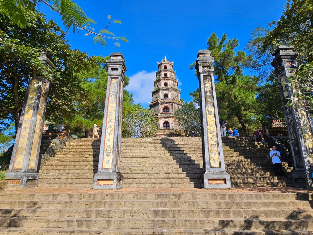 Quan điểm quy hoạch tỉnh Thừa Thiên Huế là tổ chức không gian phát triển theo hướng mô hình đô thị trực thuộc trung ương trên nền tảng bảo tồn, phát huy giá trị di sản cố đô và bản sắc văn hóa Huế,...
