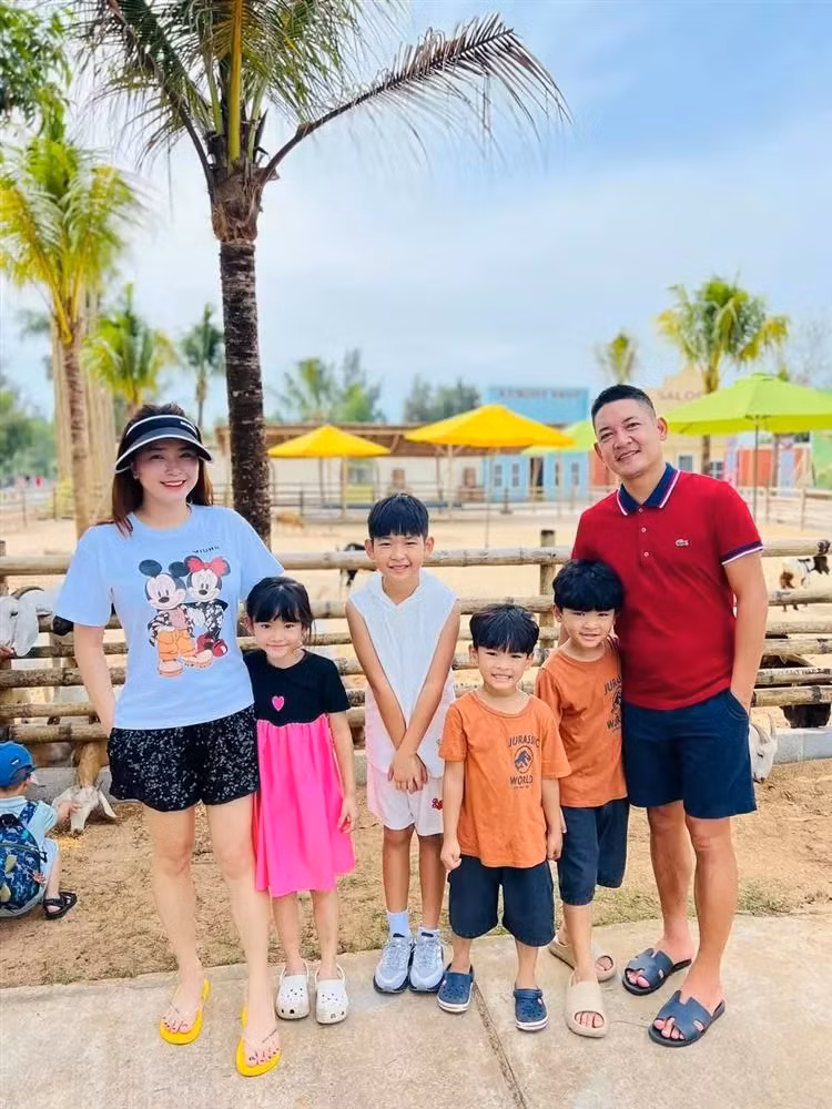 Nữ ca sĩ bày tỏ, khi quyết định rời xa showbiz và dành trọn thời gian cho gia đình, cô cũng có chút tiếc nuối. Tuy nhiên, cô cũng cảm nhận được sự bình yên và khẳng định gia đình nhỏ là niềm hạnh phúc xứng đáng nhất cô có được (Ảnh: Facebook nhân vật). Hải Băng sinh năm 1988, được biết đến khi là thành viên của nhóm nhạc Mây Trắng đình đám một thời. Năm 2010, cô tách nhóm, hoạt động độc lập. Nữ ca sĩ từng sở hữu nhiều bản hit như: Hạc Giấy, Viên Đá Nhỏ, Cho Tôi Quên... Ngoài ca hát, Hải Băng còn tham gia các bộ phim như: Hạnh Phúc Quanh Đây, Bão Mùa Hè, Tình Là Dây Oan, Canh Bạc Cuộc Đời... Năm 2016, nữ ca sĩ đính hôn với diễn viên Thành Đạt. Đến nay, cặp đôi đã có 3 con chung, nhưng vẫn chưa tổ chức lễ cưới.