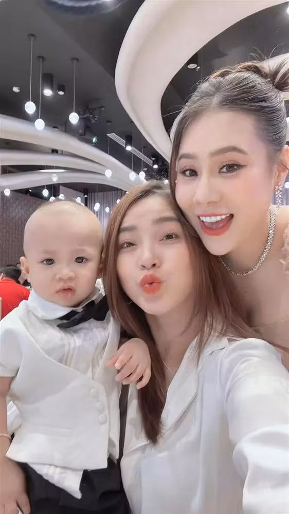 Dù không còn hoạt động nghệ thuật, nhưng Hải Băng vẫn giữ mối quan hệ thân thiết với nhiều nghệ sĩ Việt. Thỉnh thoảng, cô cũng xuất hiện trong các chương trình truyền hình, chia sẻ về cuộc sống hạnh phúc của bản thân.