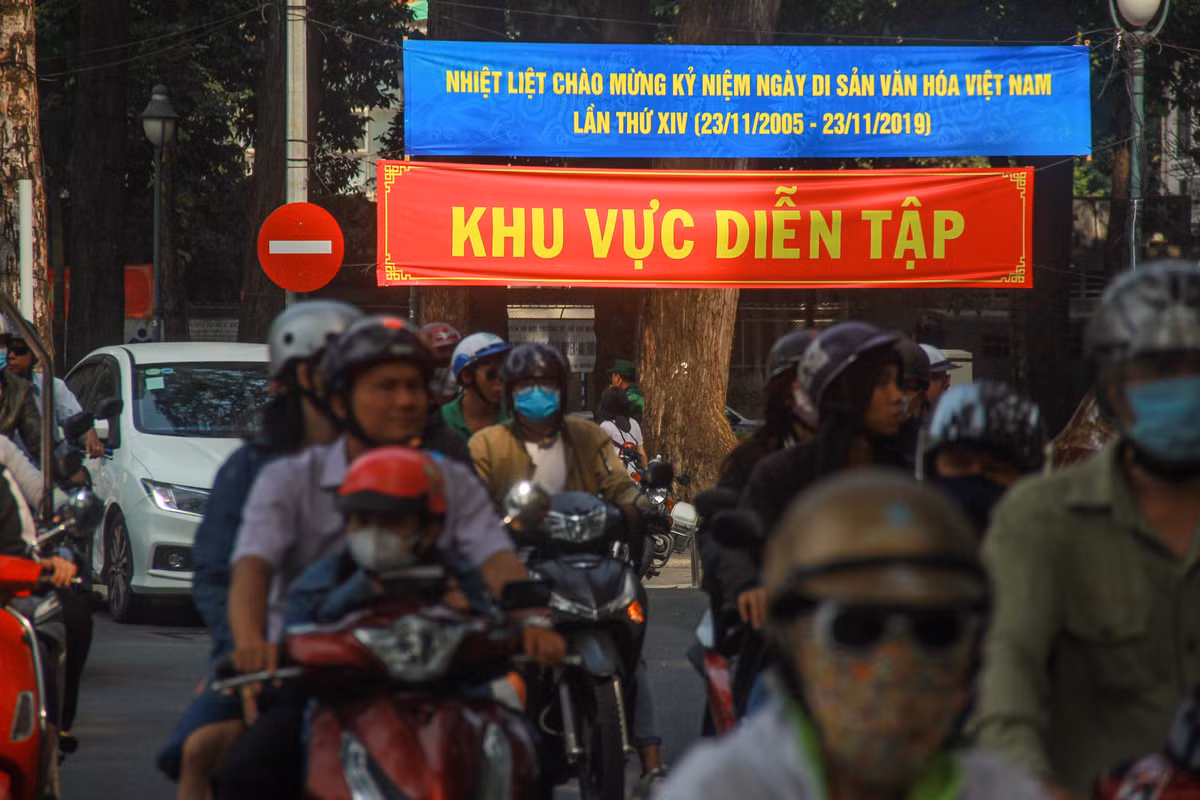 Phong toa khu trung tam Sai Gon, hang tram canh sat dien tap quy mo lon-Hinh-3