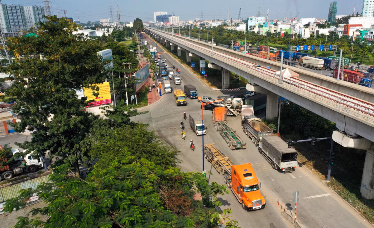 Chính vì lượng hàng hoá lớn nên lượng xe container di chuyển ra vào khu vực này rất đông, giao thông khu vực gặp nhiều khó khăn.
