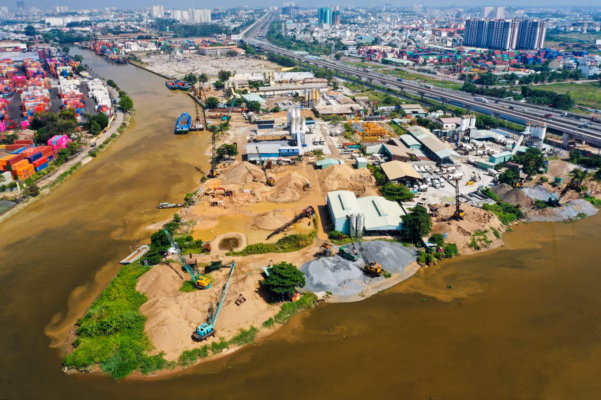 Cụm cảng Trường Thọ có diện tích 63 ha với 3 mặt giáp sông Sài Gòn. Trong đó có 6 cảng nhỏ như: Phước Long, Phước Long 3, Transimex, Phúc Long, Sotrans,... và một số nhà máy thép, trộn bê tông.