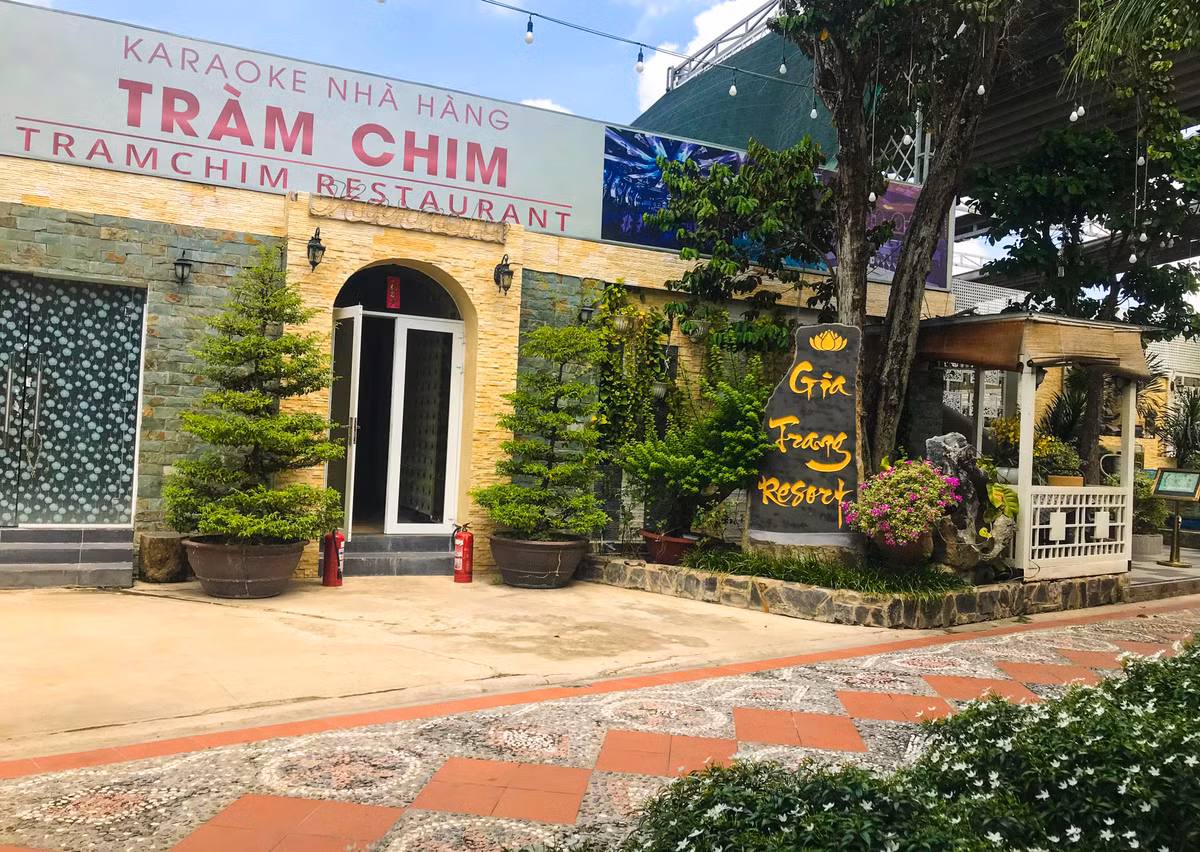 Sau khi phát hiện sai phạm, UBND TP HCM có công văn khẩn gửi Sở Nội vụ, Sở Xây dựng, Thường trực Huyện ủy, Thường trực HĐND, UBND huyện Bình Chánh, yêu cầu khẩn trương xử lý cưỡng chế khu tổ hợp công trình xây dựng vi phạm trật tự xây dựng tại "Gia Trang quán – Tràm Chim Resort".