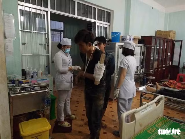 Nạn nhân vụ xe khách lao vực được sơ cứu tại trung tâm y tế. Nguồn ảnh: Tuổi Trẻ