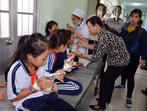 Lo nguyen nhan hang tram hoc sinh ngo doc sau khi uong sua Milo Nestle mien phi