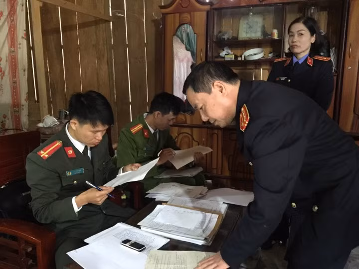 Bat them mot doi tuong trong vu khoi to 17 can bo o Son La