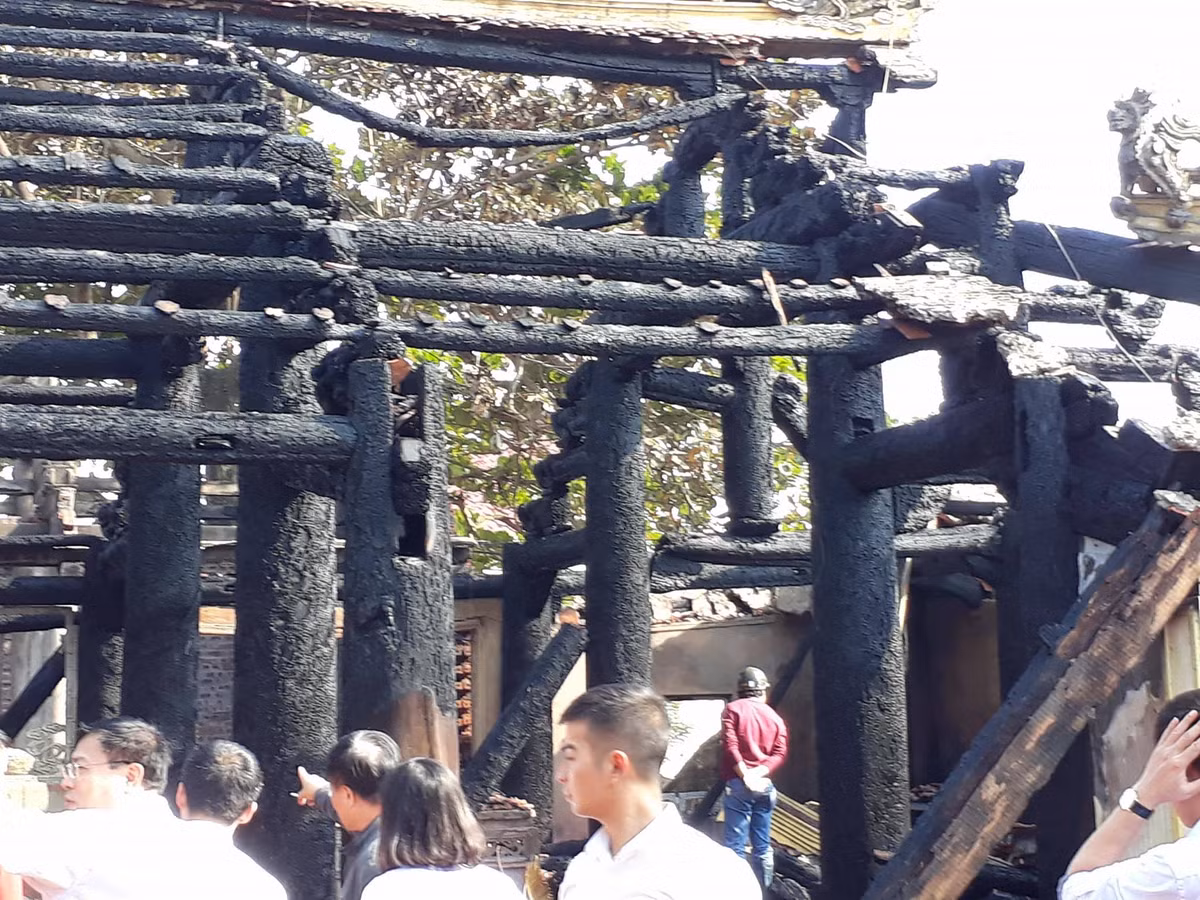 Ngôi đình trăm tuổi cháy rụi chỉ còn trơ khung.