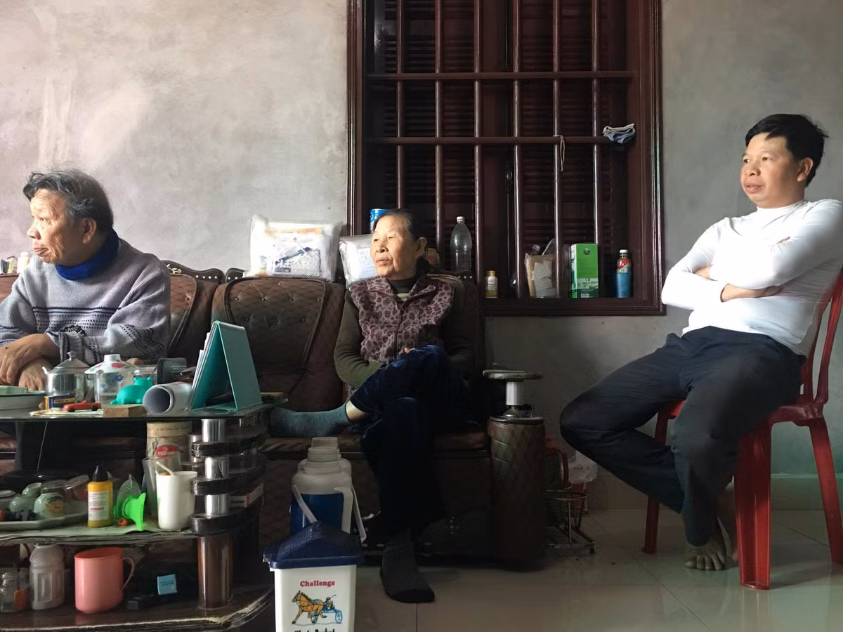Bà Chảy trao đổi về vụ việc trên.