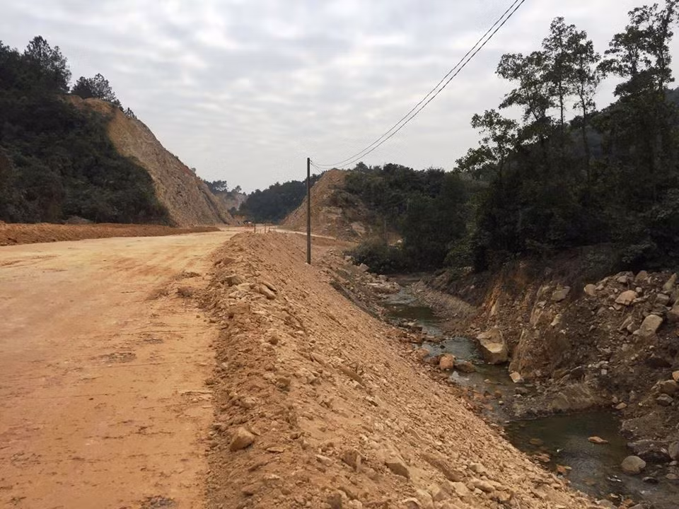 Trao đổi với PV sáng 29/11, Chủ tịch UBND phường Phương Đông – Mai Văn Dự cho biết, người dân từng kiến nghị lên phường về việc bụi bặm trong quá trình thi công dự án.