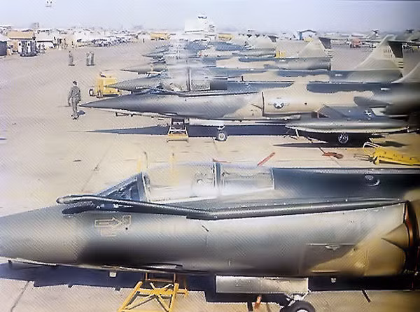 F-104 từng được Mỹ triển khai trong cuộc chiến trnah xâm lược Việt Nam và đã chịu thiệt hại hơn 20 chiếc. Ảnh: F-104 Mỹ tại căn cứ liên hợp quân sự Đà Nẵng. Nguồn ảnh: Wiki