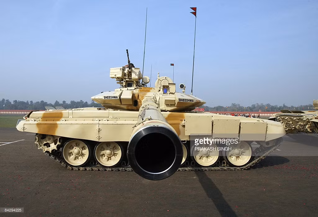 Thêm vào đó, nguồn tin này cũng cho biết hệ thống chủ đạo như tổ hợp bắn tên lửa qua nòng pháo chính và khí tài ngắm bắn của xe tăng thường bị suy giảm do quá trình kéo dài chịu đựng nhiệt độ cao và bụi bẩn. Nguồn ảnh: Getty Images