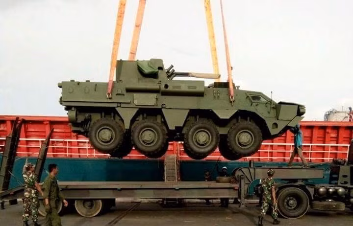 Trong ảnh, một trong 5 chiếc BTR-4 đầu tiên được bàn giao cho Thủy quân Lục chiến Indonesia – lực lượng này đang được hiện đại hóa toàn diện với việc trang bị mới xe chiến đấu bộ binh BMP-3F cùng BTR-4 thay dần các xe tăng PT-76B và xe bọc thép BTR-50PK. Nguồn ảnh: IMF