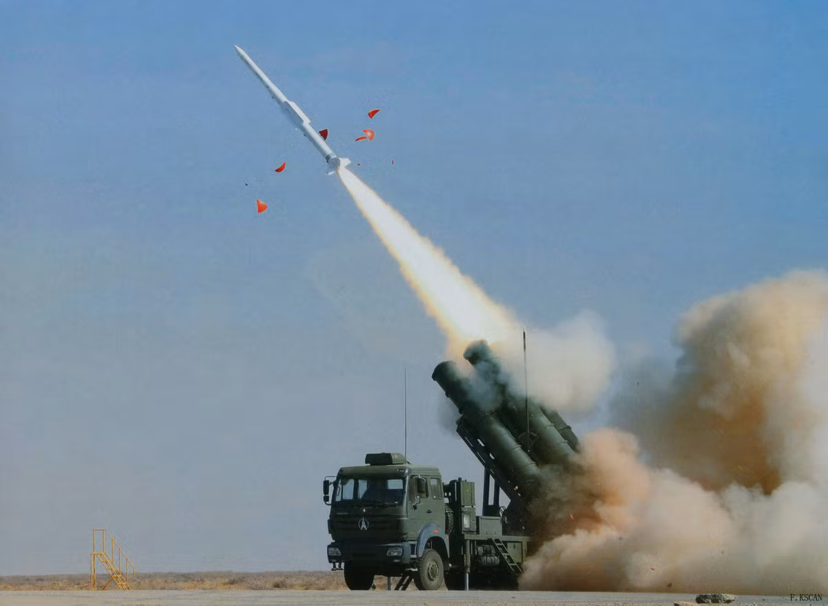 Đại diện NORINCO tại triển lãm Indo Defence 2016 cho hay, công ty này đã nhận được đơn đề nghị cung cấp Sky Dragon 50 cho Không quân Indonesia. Và hiện tại đã hoàn thành việc đánh giá hệ thống ban đầu. Ảnh: Hệ thống tên lửa phòng không Sky Dragon 50 phóng thử nghiệm tên lửa.