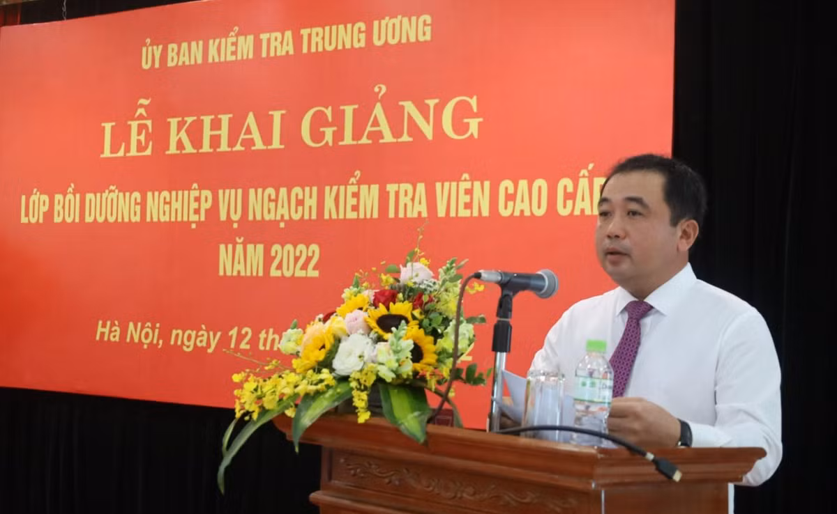 Ông Trần Đức Thắng từng trải qua nhiều chức vụ Phó Cục trưởng rồi Cục trưởng Cục Quản lý công sản, Bộ Tài chính; Ủy viên Ủy ban Kiểm tra Trung ương; Phó Chủ nhiệm Ủy ban Kiểm tra Trung ương. 