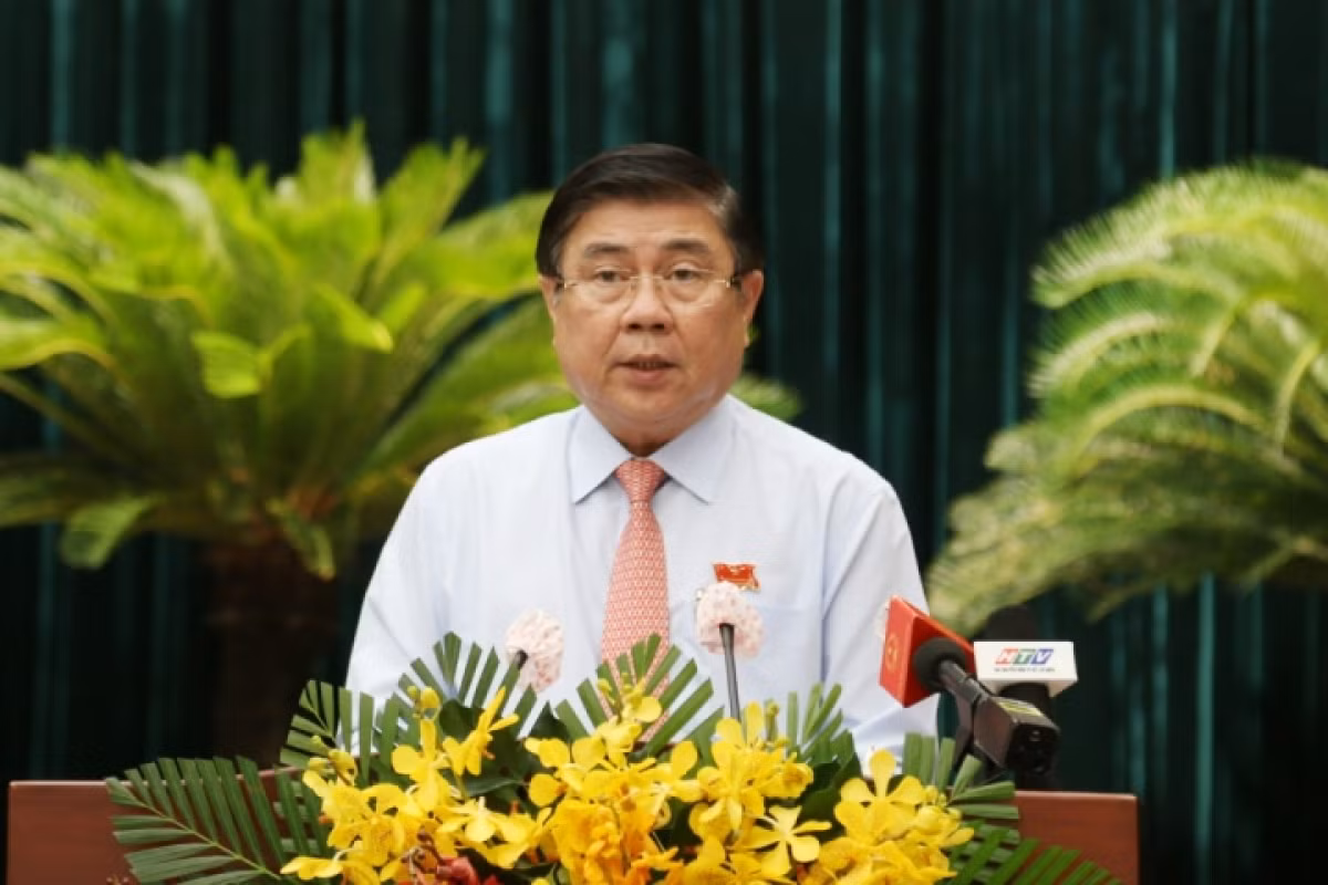 Ông Phong cũng chịu trách nhiệm chính, trách nhiệm người đứng đầu đối với các vi phạm, khuyết điểm của Ban Cán sự đảng và UBND TP HCM nhiệm kỳ 2016-2021; chịu trách nhiệm trực tiếp, trách nhiệm cá nhân về những vi phạm, khuyết điểm trong thực hiện chức trách, nhiệm vụ được giao. 