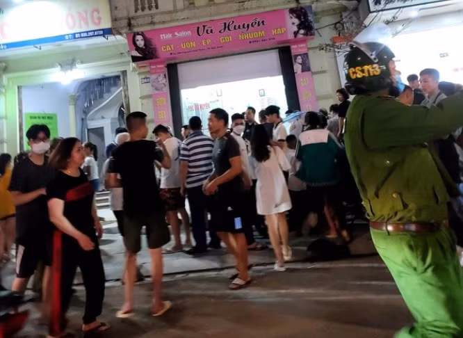 Trong lúc đối tượng đâm anh D, chị B bỏ chạy ra ngoài nhưng đối tượng đuổi theo tiếp tục đâm, chém nhiều nhát vào người. Mặc dù chị B van xin nhưng đối tượng vẫn tàn nhẫn ra tay đến cùng. Sau khi sát hại chị B, đối tượng tiếp tục quay vào quán, lấy kéo đâm anh D. Mặc dù, lúc này nạn nhân đã nằm bất tỉnh trên sàn nhưng đối tượng vẫn không tha… 