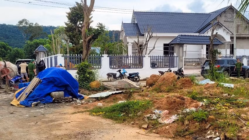 Một số người trong nhóm của "Hai Lượng" sử dụng súng (chưa rõ loại súng) rượt đuổi và bắn liên tục vào nhóm người có mâu thuẫn.