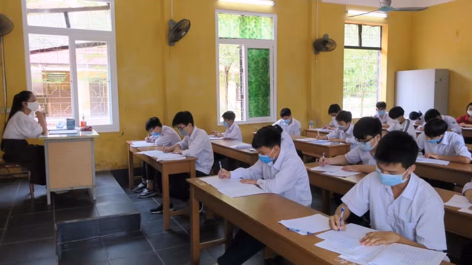  TP Hải Phòng: Năm học 2022-2023, 100% học sinh các cấp ở thành phố Hải Phòng được miễn học phí (trừ bậc tiểu học được miễn theo Luật Giáo dục). Trước đó, Hải Phòng cũng đã miễn học phí cho bậc mầm non và THCS từ năm học 2020 - 2021 và học sinh bậc THPT được giảm học phí từ năm học 2021 - 2022. Mỗi năm, thành phố trích hơn 400 tỷ đồng từ ngân sách địa phương hỗ trợ cho giáo dục. 