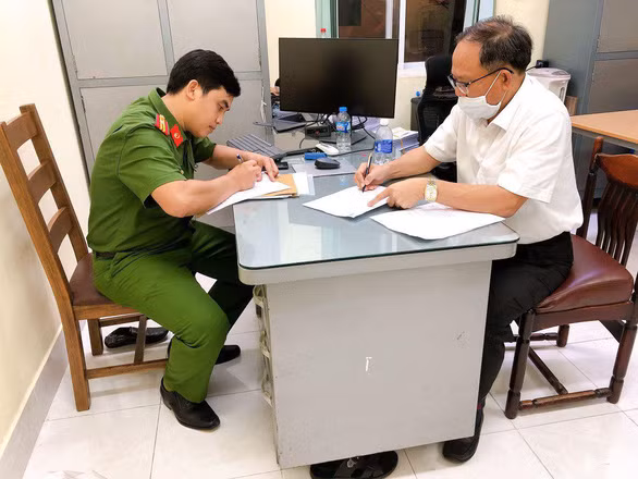 Ngày 16/12/2020, Cơ quan CSĐT Công an TP HCM (PC03) đã khởi tố bị can, bắt tạm giam ông Tất Thành Cang về tội "vi phạm quy định về quản lý, sử dụng tài sản nhà nước gây thất thoát lãng phí" do có sai phạm liên quan vụ việc phát hành cổ phiếu tại Công ty TNHH MTV Phát triển Công nghiệp Tân Thuận (IPC) và Công ty cổ phần phát triển Nam Sài Gòn (Sadeco).