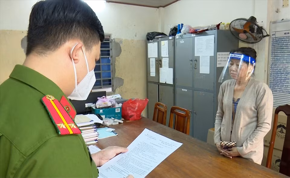 Nguyễn Thị Kim Hạnh (Mười Tường) được Công an tỉnh An Giang thông tin là “trùm” buôn lậu trên tuyến biên giới tỉnh An Giang. Bà Hạnh bị điều tra trong 6 vụ án với cáo buộc có hành vi buôn lậu đối với ít nhất 51kg vàng, một lượng lớn đường cát, vận chuyển trái phép tiền tệ qua biên giới (200.000 USD năm 2020), tổ chức cho người khác trốn đi nước ngoài và rửa tiền…