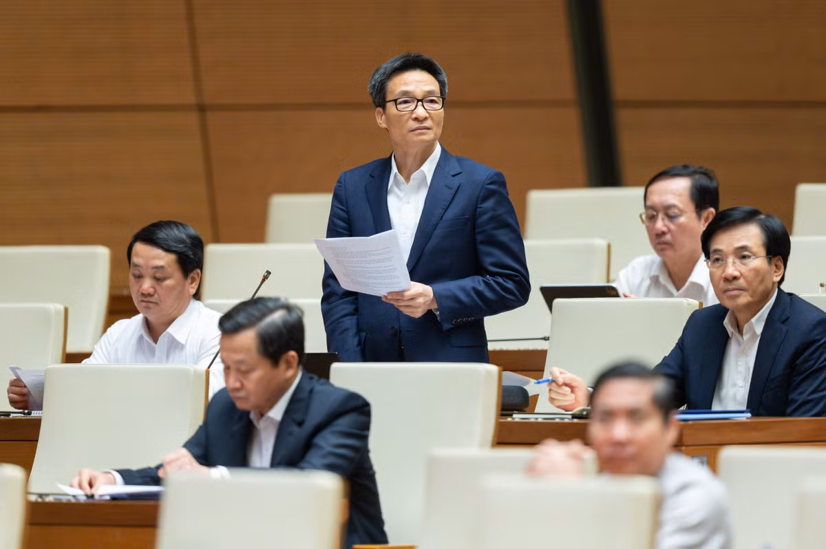  Phó Thủ tướng Chính phủ Vũ Đức Đam: "Tôi xin trân trọng cảm ơn tất cả các thầy giáo, các thầy thuốc. Mặc dù còn rất nhiều khó khăn nhưng vẫn đang nỗ lực hết mình vì sự nghiệp trồng người, vì sự nghiệp bảo vệ sức khỏe của người dân. Không chỉ là các lực lượng sẵn sàng hy sinh theo đúng nghĩa đen trong chống dịch, ngay giờ phút này vẫn hàng ngày, hàng giờ để cứu chữa bệnh nhân".