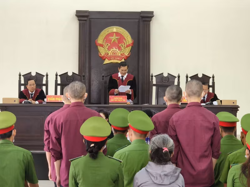 Ngoài ra, trong thời gian qua, Cơ quan An ninh điều tra - Công an tỉnh Long An cũng củng cố hồ sơ, điều tra từ các nguồn tin tố giác những người liên quan trong “Tịnh thất Bồng Lai” có dấu hiệu “Lừa đảo chiếm đoạt tài sản”. Những nội dung được làm rõ trong các đơn tố giác và quá trình điều tra cho thấy có dấu hiệu giả nuôi trẻ mồ côi để lừa đảo tiền của rất nhiều nhà hảo tâm ở các nơi trong và ngoài nước. 