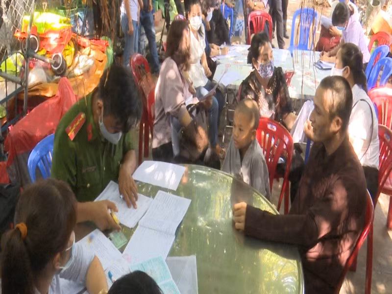 Trước đó, trong tháng 9/2022, Cơ quan An ninh điều tra Công an tỉnh Long An ra quyết định phục hồi việc giải quyết nguồn tin về tội phạm "Lừa đảo chiếm đoạt tài sản" xảy ra tại hộ Cao Thị Cúc, ấp Lập Thành, xã Hòa Khánh Tây, huyện Đức Hòa. 