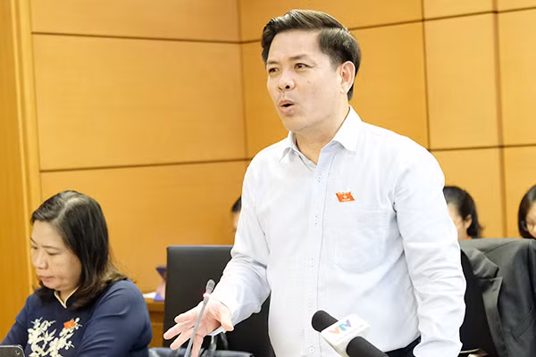 Xem xét tịch thu xe quá tải 20%. "Chúng tôi theo hướng kiến nghị khắt khe với xe quá tải. Hiện quy định cho xe vượt tải đến 50-60%, chúng tôi sẽ kiến nghị vượt 10% thôi. Xe nào vượt tải 10% bị phạt rất nặng; nếu vượt đến 20% thì tịch thu xe. Không xử lý hình sự, nhưng biện pháp hành chính phải đảm bảo răn đe, an toàn cho các công trình giao thông", ông Thể nói khi trả lời đại biểu tại phiên chất vấn ngày 9/6 về xe quá tải khiến đường giao thông xuống cấp, thiệt hại nhiều tỷ đồng. 