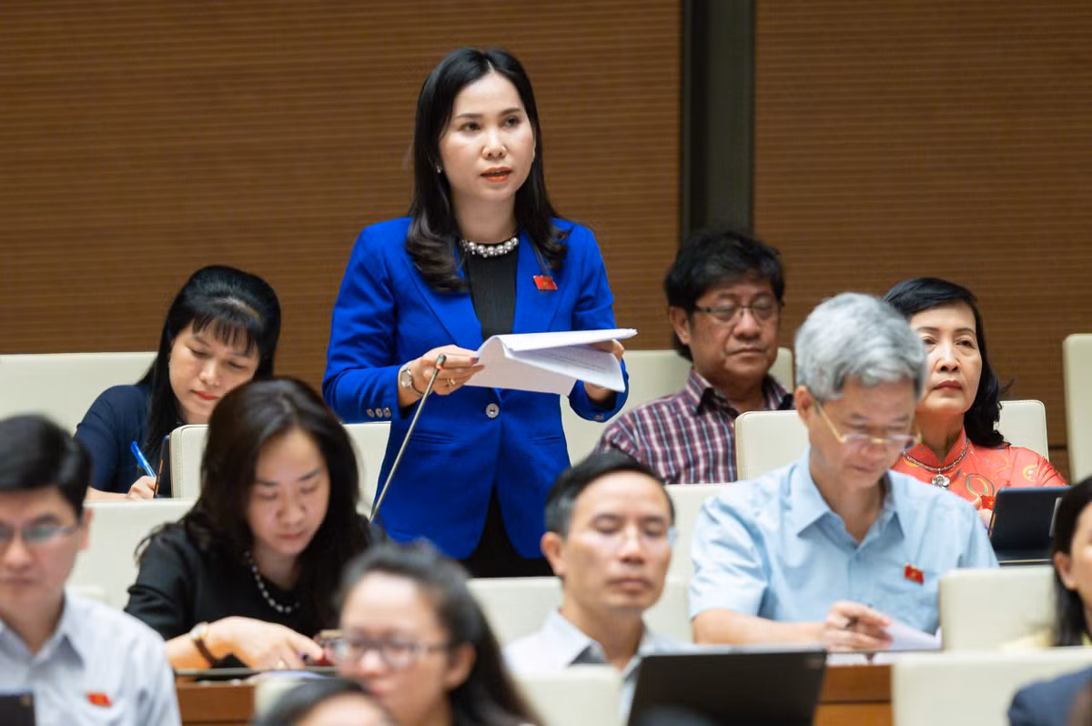  Đại biểu Lê Thị Ngọc Linh - Đoàn ĐBQH tỉnh Bạc Liêu: “Tiếp tục hoàn thiện các cơ chế, chính sách đối với mạng xã hội làm sao để kẻ xấu không có cơ hội thực hiện các hành vi vi phạm pháp luật trên các trang mạng xã hội, qua đó giúp cho giới trẻ sử dụng mạng xã hội theo hướng tích cực, an toàn, hướng đến các giá trị của chân thiện mỹ, hình thành thói quen sống tích cực, lành mạnh, có hành động đẹp… Các cơ quan có trách nhiệm cần có những chế tài xử lý mạnh hơn nữa đối với các tổ chức, cá nhân vi phạm pháp luật trên các trang mạng xã hội”.