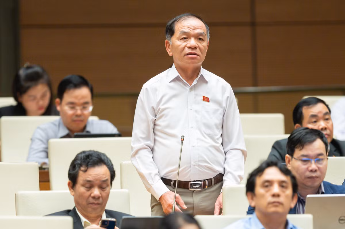  Đại biểu Lê Thanh Vân - Đoàn ĐBQH tỉnh Cà Mau: "Các cơ quan bảo vệ pháp luật đã xử lý nghiêm một số doanh nhân có vi phạm pháp luật trong lĩnh vực chứng khoán và trái phiếu doanh nghiệp. Đây là vấn đề rất đúng đắn. Bên cạnh xử lý nghiêm theo pháp luật, chúng ta cần có chính sách khoan dung đối với doanh nhân ăn năn hối cải, sẵn sàng lập công chuộc tội, vì lực lượng doanh nhân chính là nòng cốt của lực lượng tạo ra của cải vật chất cho xã hội."