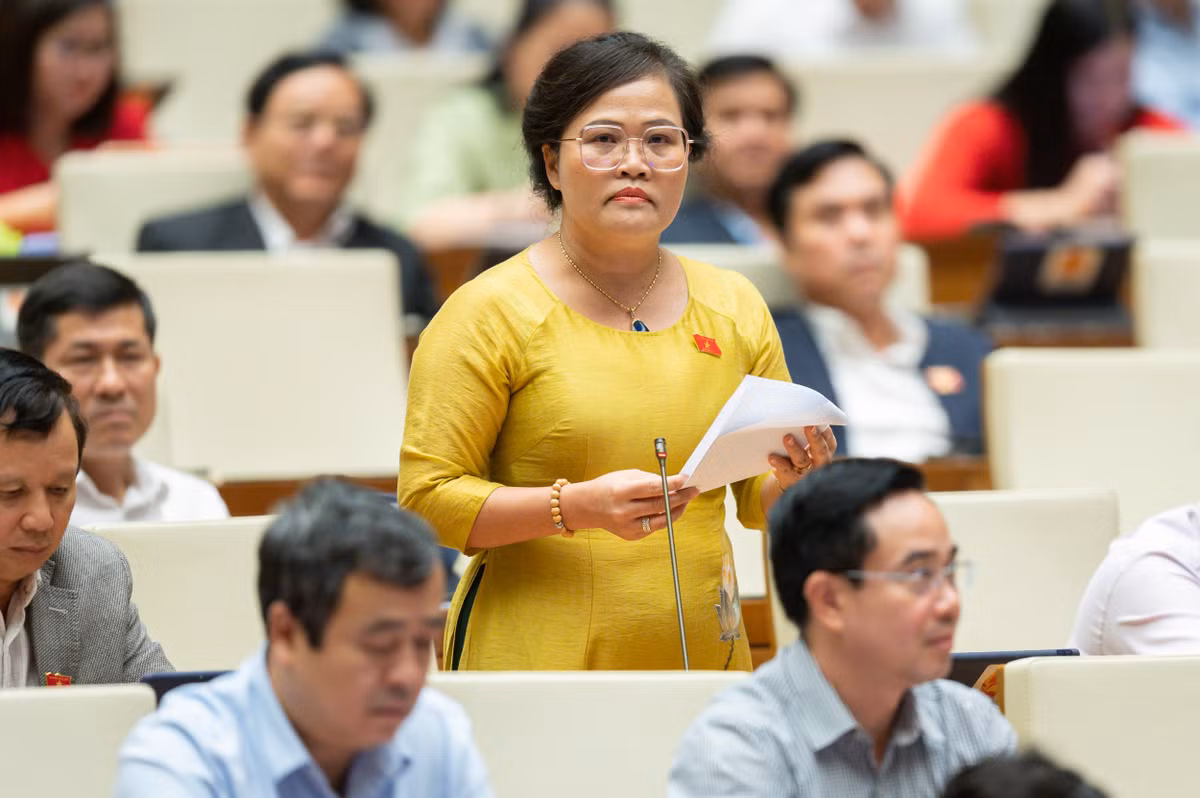  Đại biểu Nguyễn Thị Sửu - Đoàn ĐBQH tỉnh Thừa Thiên - Huế: "Môi trường sống, sự tác động của số hóa toàn cầu tạo ra những bất định dễ bị cuốn đẩy, chệch quỹ đạo văn hóa chuẩn mực. Vậy nên, chỉ tính ở góc độ văn hóa ứng xử, những hình ảnh hay câu chuyện nghịch văn hóa, thiếu văn hóa vẫn hiện hữu nơi này, nơi nọ trong các môi trường sống."