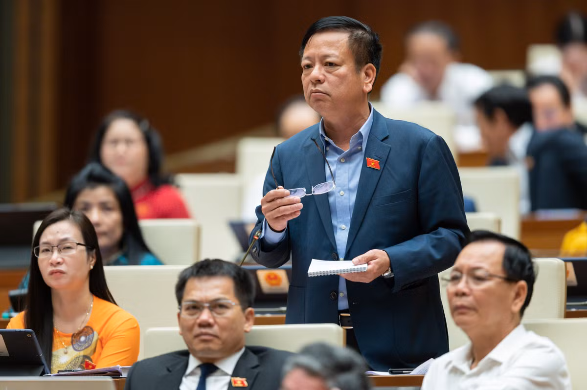  Đại biểu Nguyễn Trường Giang - Đắk Nông: "Vấn đề đặt ra là chúng ta đang thực hiện khuyến khích việc xã hội hóa, tôi cho rằng việc giáo viên rời khỏi khu vực công và chuyển sang khu vực tư đó là chuyện rất bình thường. Điều quan trọng nhất ở đây mà chúng ta cần phải đánh giá đúng là khi rời khỏi khu vực công người ta có tiếp tục làm giáo viên nữa hay không. Nếu như họ chuyển sang làm khu vực tư thì hoàn toàn phù hợp với chủ trương của Đảng, mà đều là phục vụ cho nhân dân, phục vụ cho sự tăng trưởng và phát triển của đất nước. Ở đây chúng ta cần phải đánh giá một cách sát nhất, thực chất nhất để có một giải pháp phù hợp."
