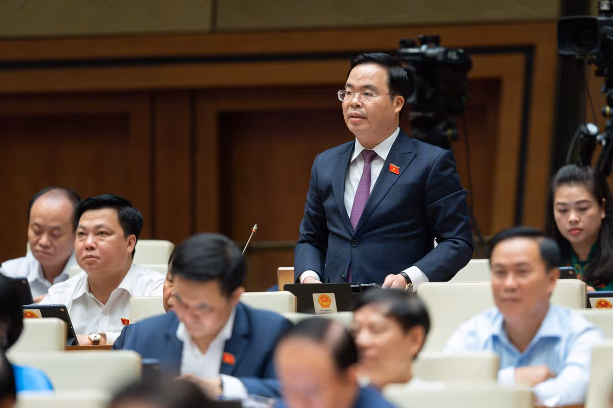  Đại biểu Trần Văn Khải - Đoàn ĐBQH tỉnh Hà Nam: “Tình trạng một bộ phận công chức sợ sai, đùn đẩy trách nhiệm, thực tế hiện nay có một bộ phận không nhỏ công chức của chúng ta rất có năng lực nhưng lại thiếu về động lực, hoặc họ giống như một số cầu thủ bóng đá còn cá độ hoặc đi lững thững trong những trận đấu quyết liệt, có tính sống còn hay chủ động bỏ ra ngoài sân khi trận đấu còn cần họ. Một thể chế mạnh mẽ, minh bạch, rõ ràng và hiệu lực cao sẽ tạo môi trường làm việc tối ưu, giúp cho công chức yên tâm làm việc, thu nhập chính đáng từ lương đủ nuôi mình, giúp đỡ gia đình…khi đó, nhiều người bình thường sẽ trở thành anh hùng khi đảm nhiệm những nhiệm vụ gian khó” 