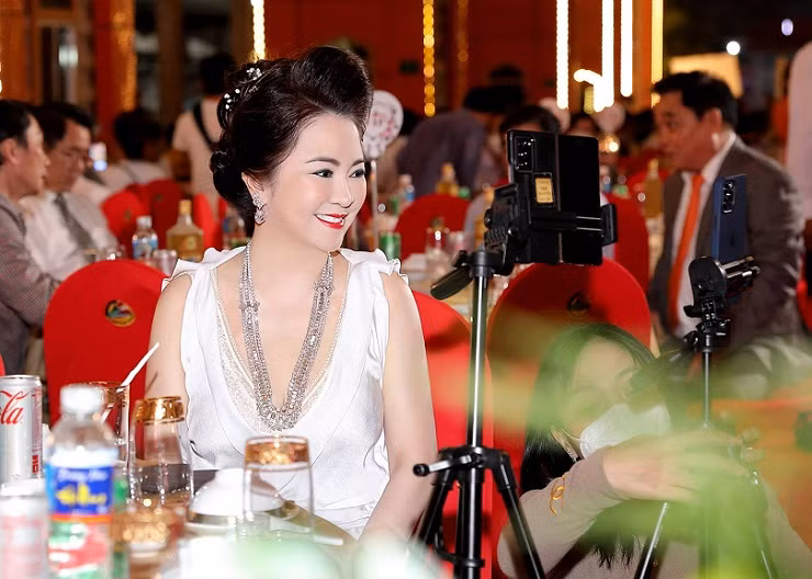 Con trai nop 10 ty bao linh, ba Nguyen Phuong Hang co duoc tai ngoai?