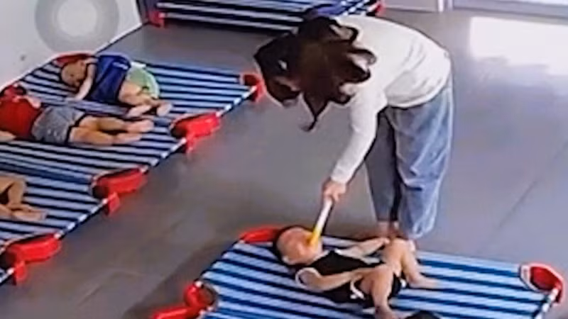 Tạm giữ hình sự bảo mẫu hành hạ cháu bé ở Quảng Nam - Hình 2 Tam giu hinh su bao mau hanh ha chau be o Quang Nam-Hinh-2