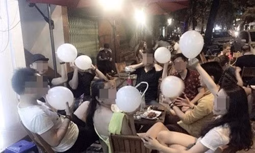 Hít 20 quả bóng cười một lúc, nam thanh niên tê liệt người Hit 20 qua bong cuoi mot luc, nam thanh nien te liet nguoi