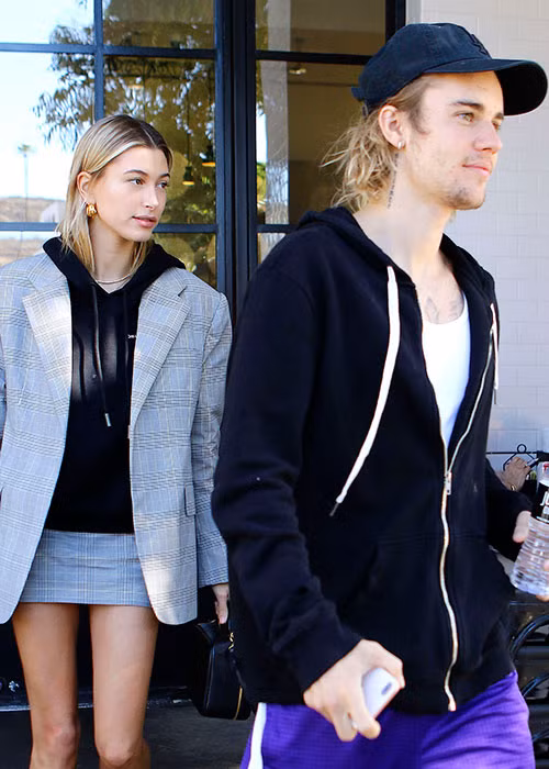 Justin trông tươi tắn bên Hailey sau khi bị bắt gặp ôm mặt khóc vào thời điểm tình cũ Selena Gomez nhập viện để điều trị tâm lý.
