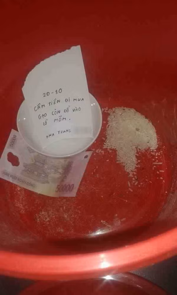 Thậm chí, anh chồng giấu tên này còn có món quà thiết thực hơn khi nhà hết gạo về để món quà là 50 nghìn đồng.