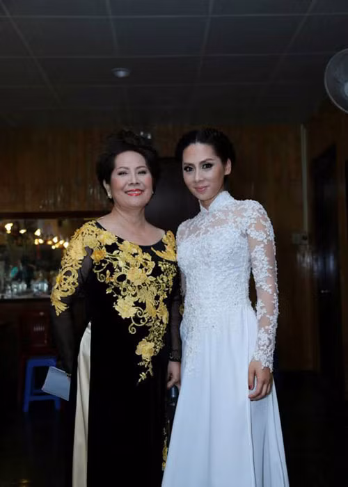 Hình ảnh danh ca Phương Dung bên con gái Phương Vy trong một đêm nhạc. Ảnh: Tiền Phong