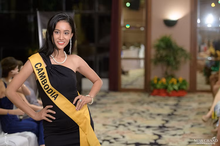 Dy Lika đăng quang cuộc thi Hoa hậu Hòa bình Campuchia 2018 vào tháng 9 vừa qua.