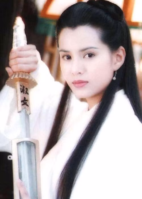 Lý Nhược Đồng bàng hoàng trước sự ra đi của nhà văn Kim Dung. Dù chưa từng gặp ông nhưng cô vô cùng tôn trọng ông.